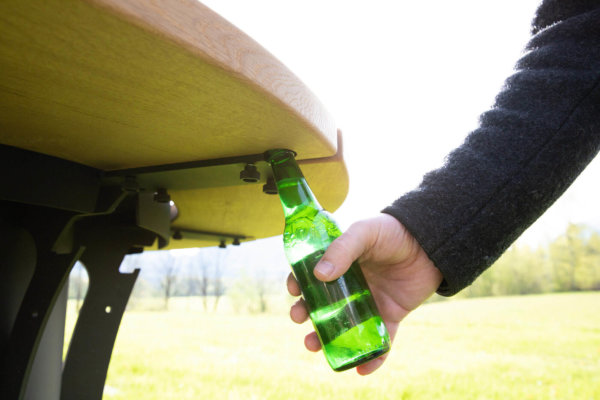 Unterseite mit integrierte Kronkorken- und Bieröffner