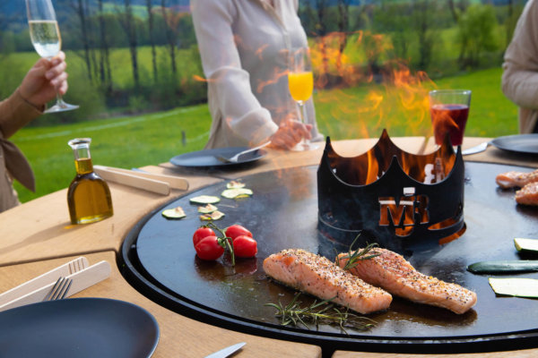 Gemeinsames Grillen von Fisch und Gemüse am Major Grill